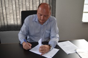 Rafael Casagrande assinando o novo contrato